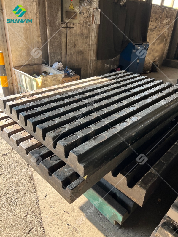 insert alloy jaw plate,jaw crusher parts,jaw plate,swing jaw plate,fixed jaw plate